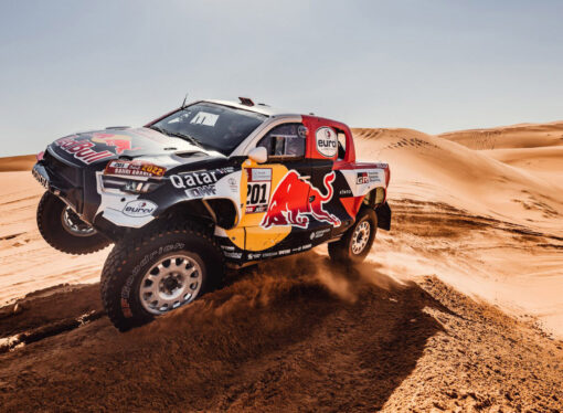 Toyota Hilux halverwege Dakar Rally aan kop