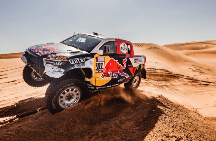 Toyota Hilux halverwege Dakar Rally aan kop