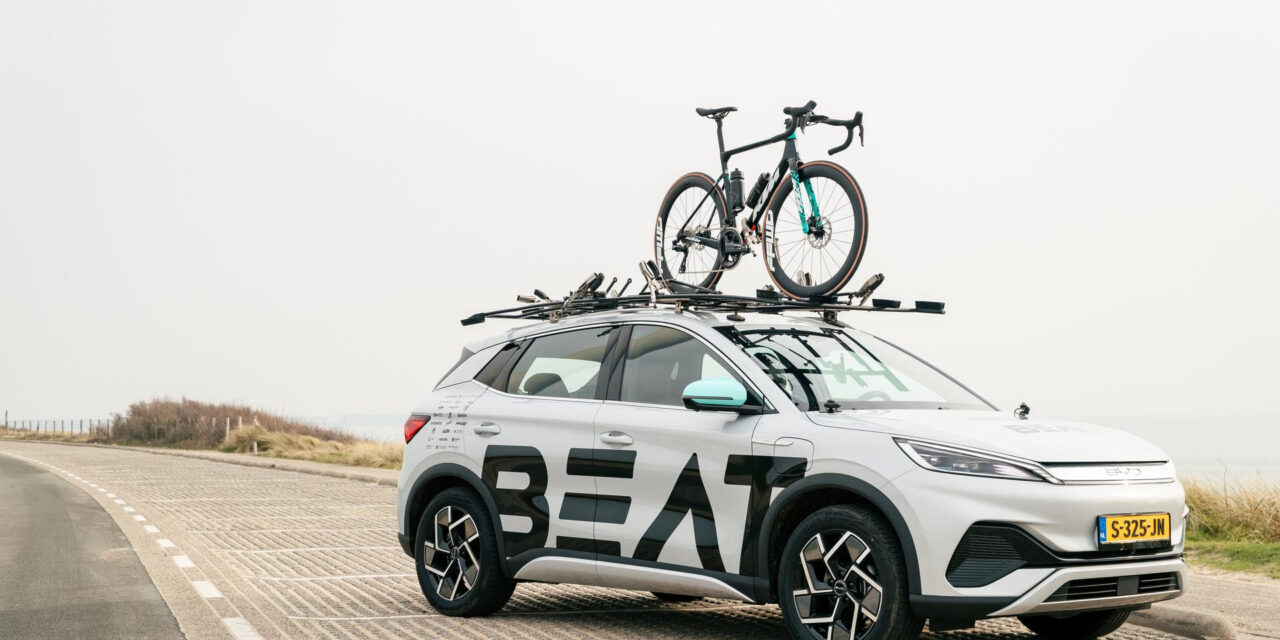 Nederlandse professionele BEAT wielerploeg eerste ter  wereld met elektrische volgauto’s