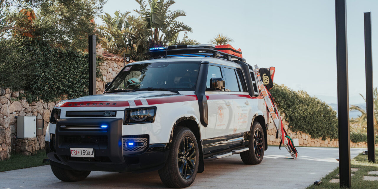 Defender viert zijn 70-jarige partnerschap met het Rode Kruis