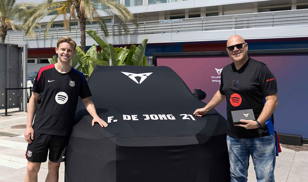 Barça-spelers ontvangen nieuwe CUPRA uit handen van fans
