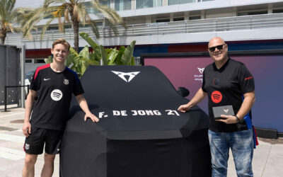 Barça-spelers ontvangen nieuwe CUPRA uit handen van fans