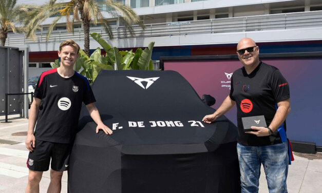 Barça-spelers ontvangen nieuwe CUPRA uit handen van fans