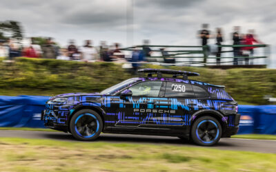 Gecamoufleerde nieuwe Porsche Cayenne toont prestaties en praktische inzetbaarheid