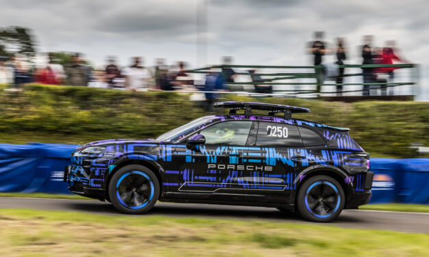 Gecamoufleerde nieuwe Porsche Cayenne toont prestaties en praktische inzetbaarheid