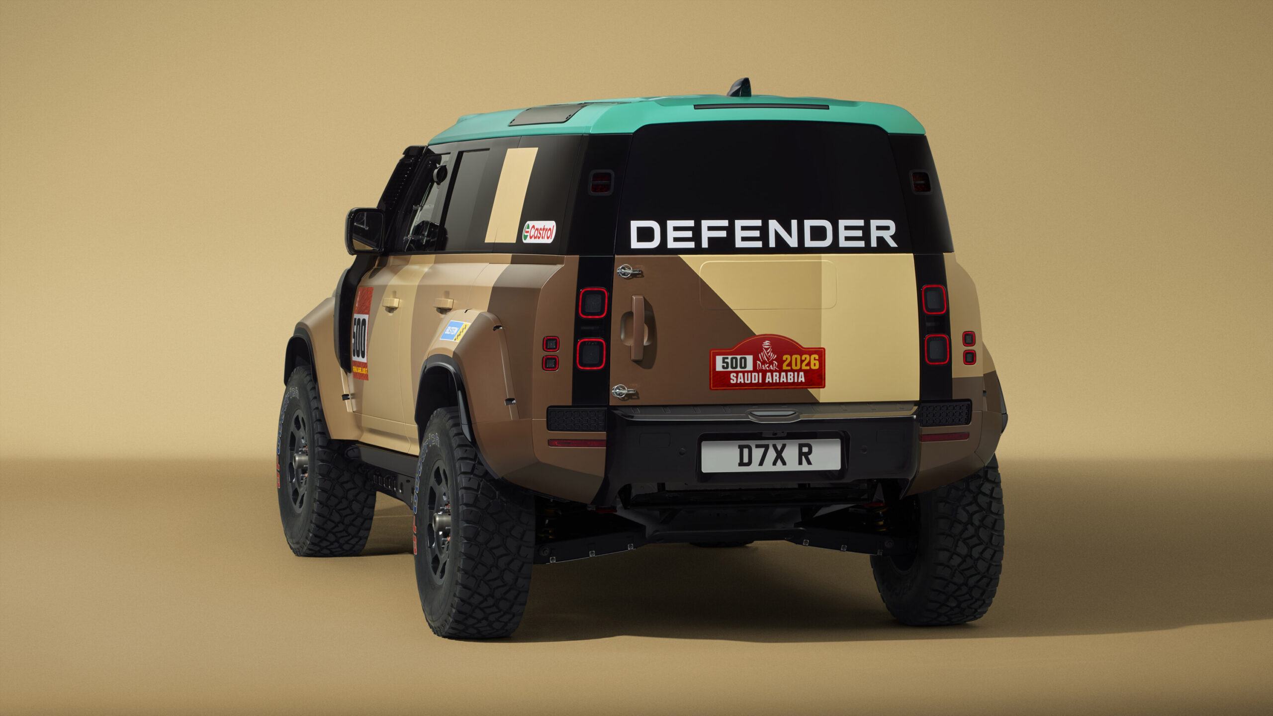 DEFENDER_DAKAR_D7X-R_500_REAR_3-4_16X9-scaled