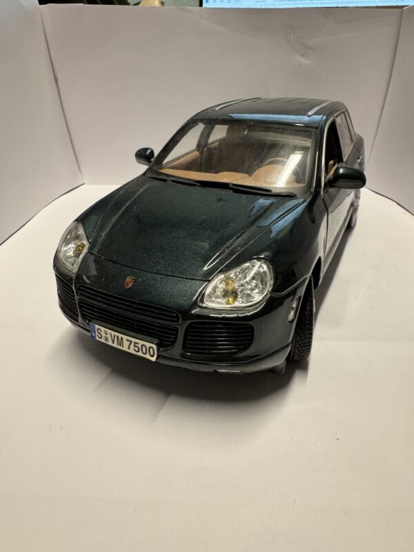 PORSCHE CAYENNE TURBO 2003 MAISTO 1/18 GREEN - 4WD Magazine
