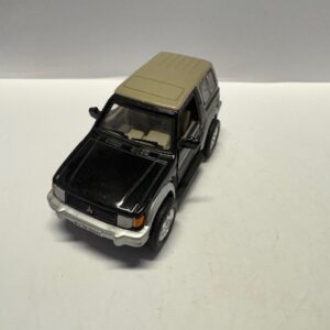MITSUBISHI PAJERO ZWART/ZILVER WITH BEIGE TOP