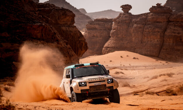 Defender boekt historische dubbelzege bij Dakar-debuut